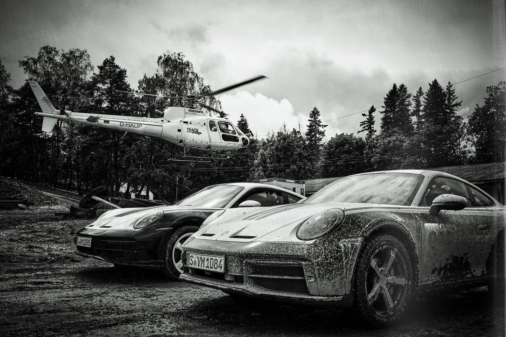 Fine art photo by Frank Kayser – helicopter landing beside two Porsche 911 Dakar cars, energy and arrival.