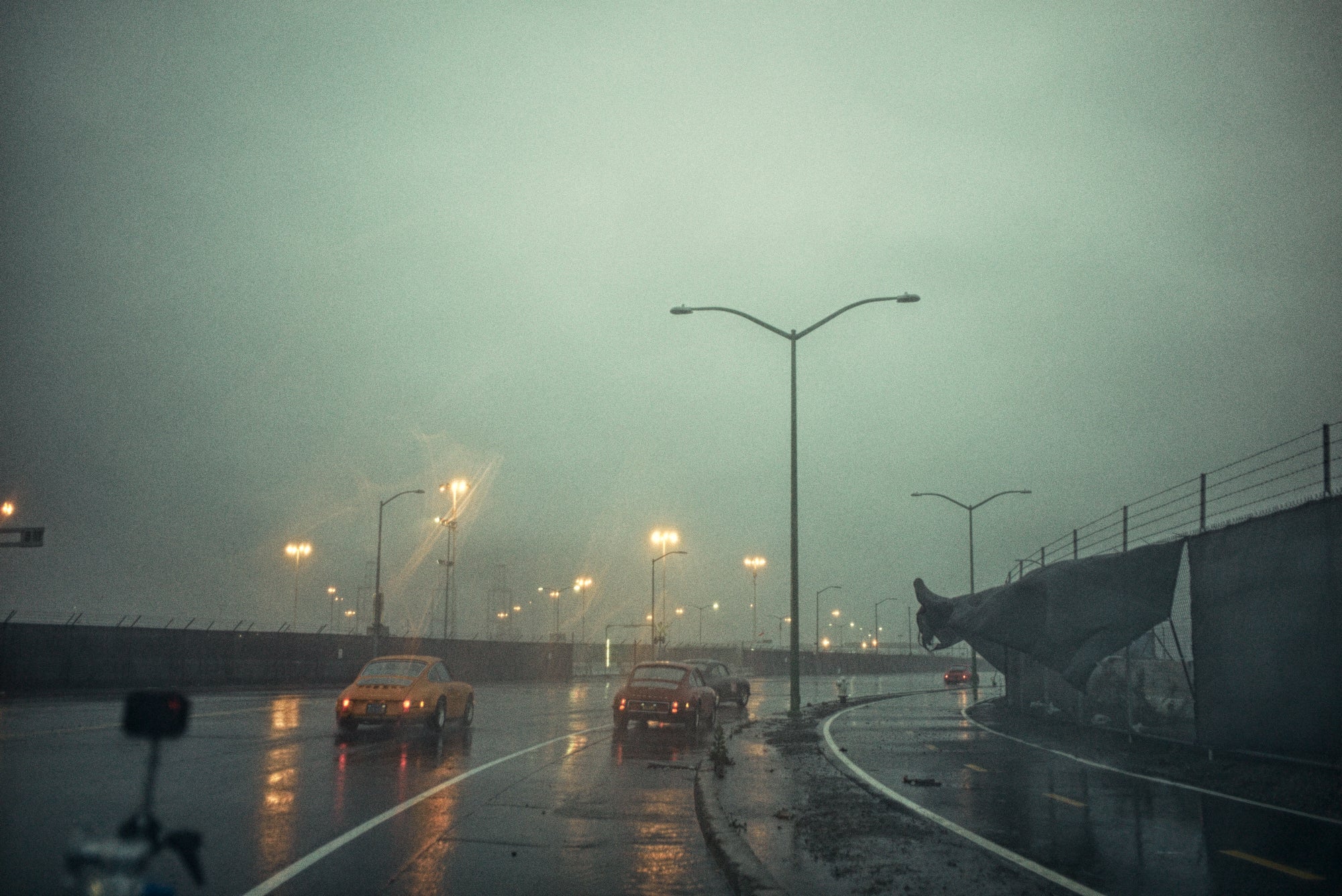 Porsche 911 R Gruppe in the rain – cinematic outlaw fine art print