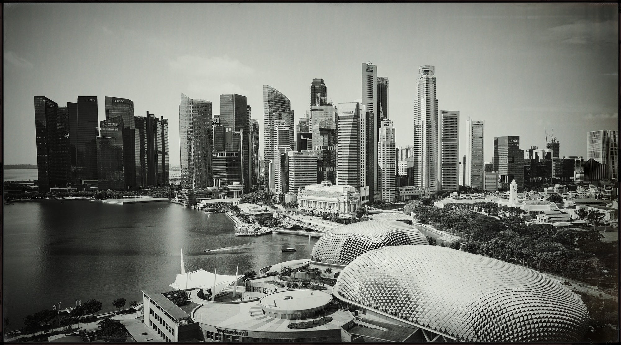 Fine art photography by Frank Kayser – panoramic black-and-white view of Singapore’s skyline with the iconic Esplanade domes, taken from a rooftop perspective.