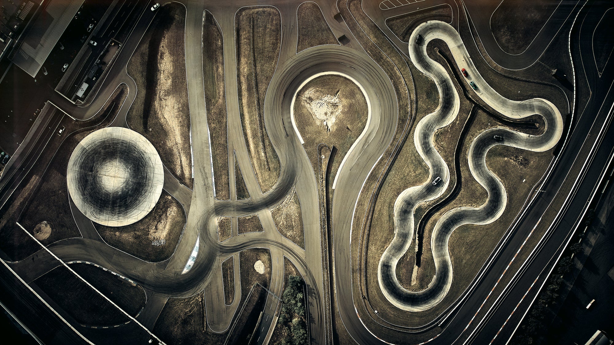 Fine art aerial photo by Frank Kayser – Porsche 911 Dakar circuit with winding tracks seen from above.